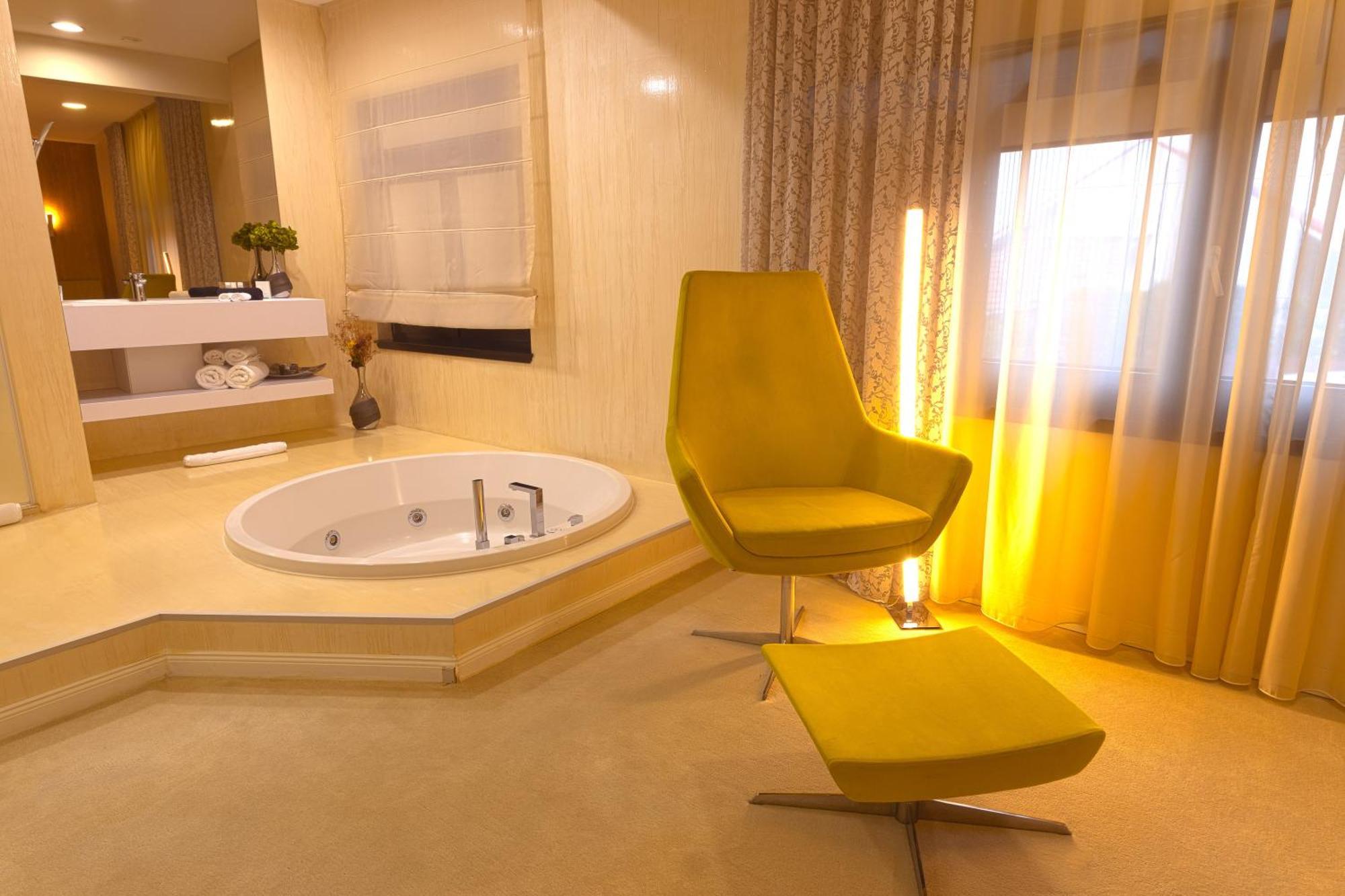 Hotel Vila Class Satu Mare Exteriör bild
